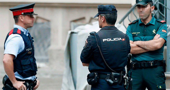Un agente de los Mossos d'Esquadra, del CNP y de la Guardia Civil, durante la Operación Copérnico / EFE