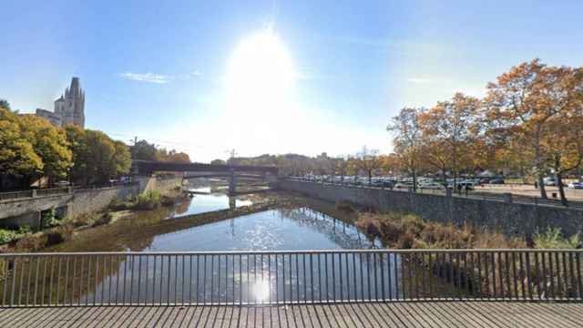 El río Onyar, en Girona, en el que se sacrificarán las especies exóticas invasoras / GOOGLE STREET VIEW