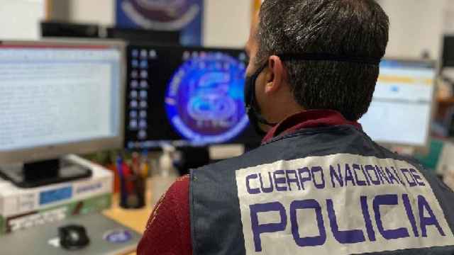 Un agente de la Policía Nacional investiga un caso de estafa a través de internet / CNP