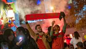 Aficionados de la Selección de fútbol de Marruecos celebran en Barcelona la victoria frente Portugal en el Mundial de Qatar / EUROPA PRESS