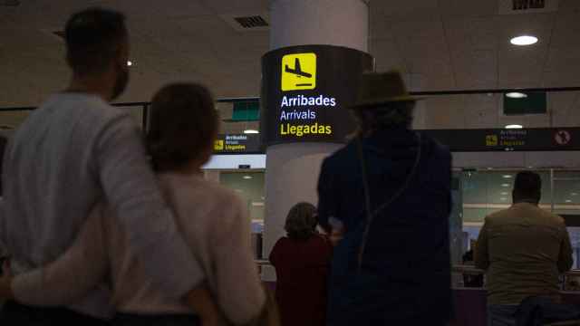 Varios pasajeros comprueban si sus vuelos se han visto afectados por la huelga de tripulantes de cabina en el aeropuerto de El Prat / LORENA SOPENA - EUROPA PRESS