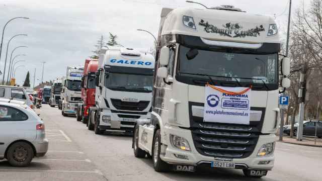 Varios camioneros se unen a la huelga de transportistas, que amenaza con cortar la Ronda Litoral / EUROPA PRESS