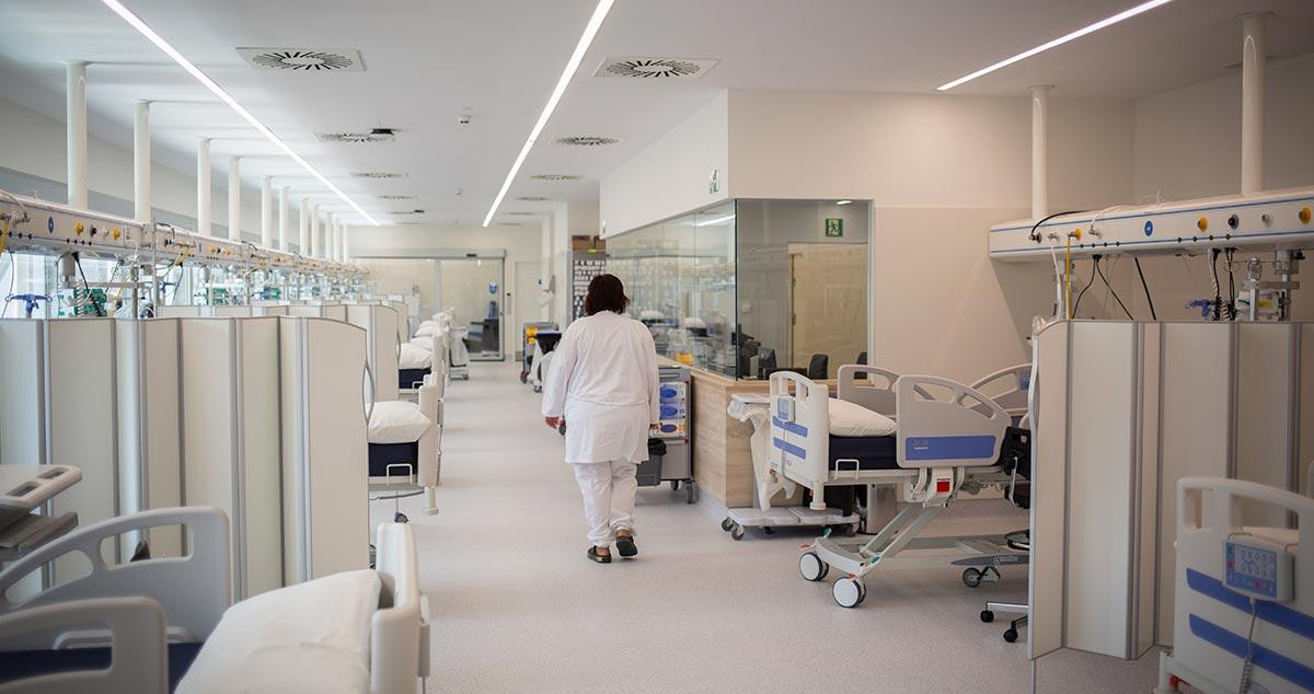 Una enfermera en una sala del Hospital Moisès Broggi, donde ha fallecido el anciano desaparecido durante tres días / David Zorrakino (EP)