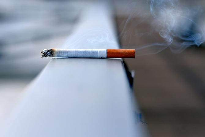 El Govern prohibirá fumar en las terrazas, en entornos escolares y en las paradas de autobús / Andres Siimon en UNSPLASH