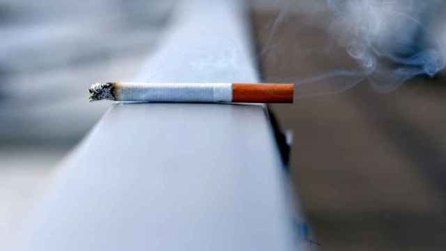 El Govern prohibirá fumar en las terrazas, en entornos escolares y en las paradas de autobús / Andres Siimon en UNSPLASH