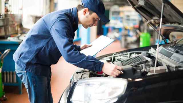 Mecánico revisando el estado del motor de un vehículo