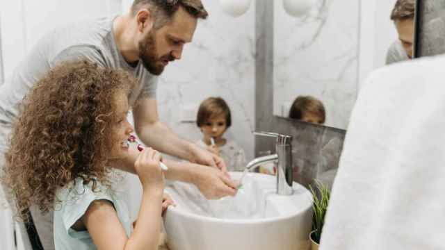 Familia en el cuarto de baño