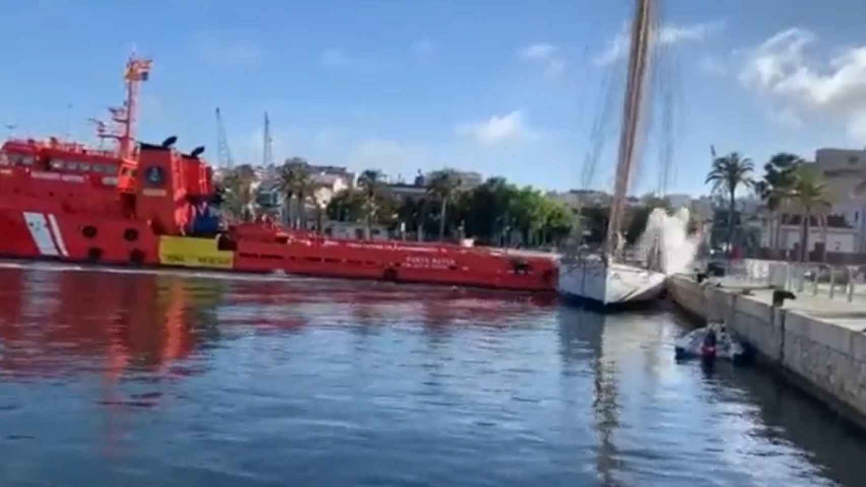 El remolcador de Salvamento Marítimo impacta contra un yate de lujo en Tarragona / TWITTER