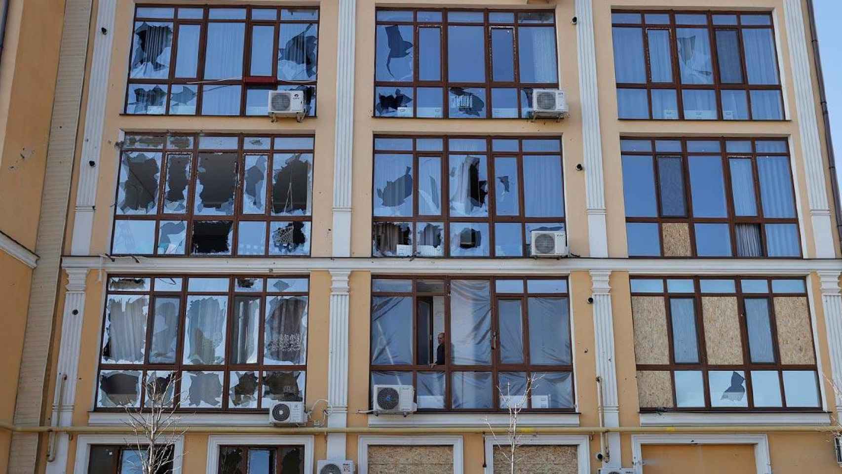 Un edificio con las ventanas protegidas con plásticos tras el impacto de proyectiles en una zona residencial frente el mar Negro, cerca de Odesa (Ucrania) / Manuel Bruque (EFE)