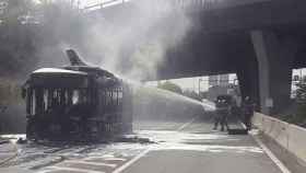 Un autobús se incendia en la Diagonal de Barcelona sin causar heridos / GUARDIA URBANA DE BARCELONA