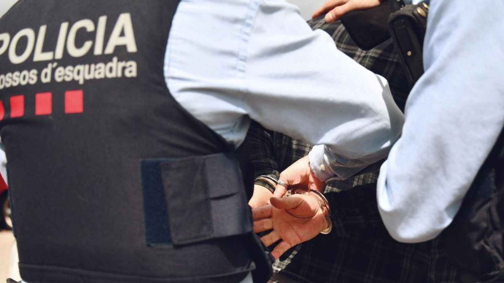 Imagen de archivo de una detención de los Mossos d'Esquadra, como la de los dos hombres que presuntamente han robado en una sala de juegos y apuestas en Barcelona / MOSSOS