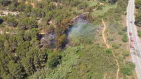 Imagen aérea del incendio que tratan de sofocar los bomberos en Gavà / BOMBEROS DE LA GENERALITAT
