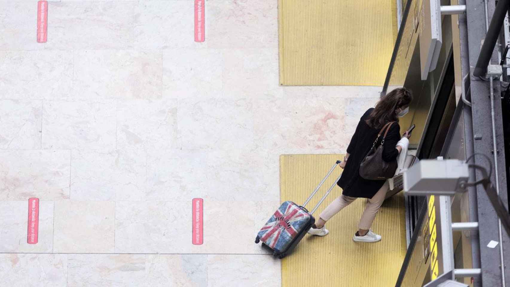 Imagen de una pasajera arrastrando una maleta en un aeropuerto / EP