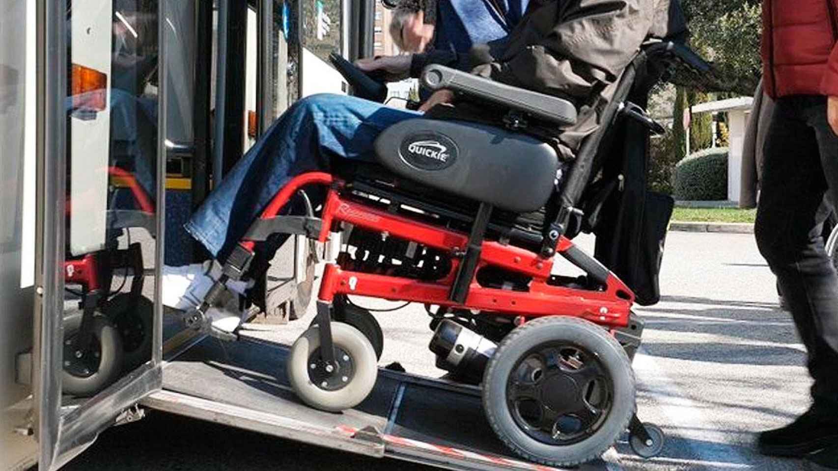 Una persona con discapacidad accediendo a un autobús en Barcelona / EP