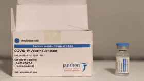 Un vial de la vacuna de Janssen contra el Covid-19 / MARTA FERNÁNDEZ - EUROPA PRESS