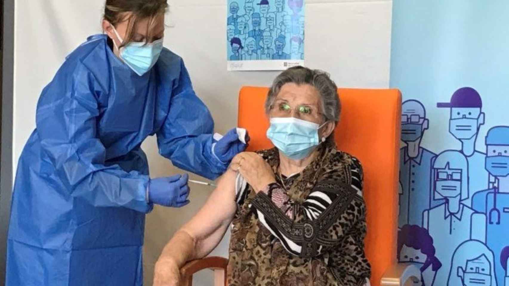 Una señora se vacuna contra el Covid en una residencia de Cataluña / EP