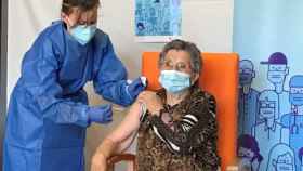 Una señora se vacuna contra el Covid en una residencia de Cataluña / EP