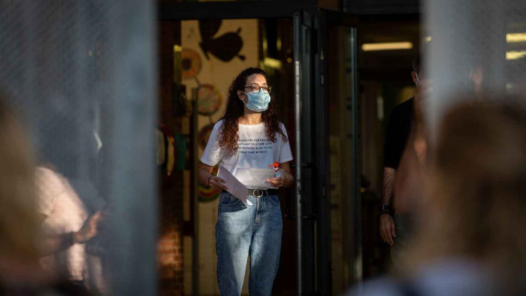 Una profesora con mascarilla a las puertas de un colegio espera a los alumnos / EP
