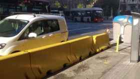 Lugar donde se accidentó el motorista que impactó contra un bloque de hormigón en la calle Balmes de Barcelona / METRÓPOLI ABIERTA