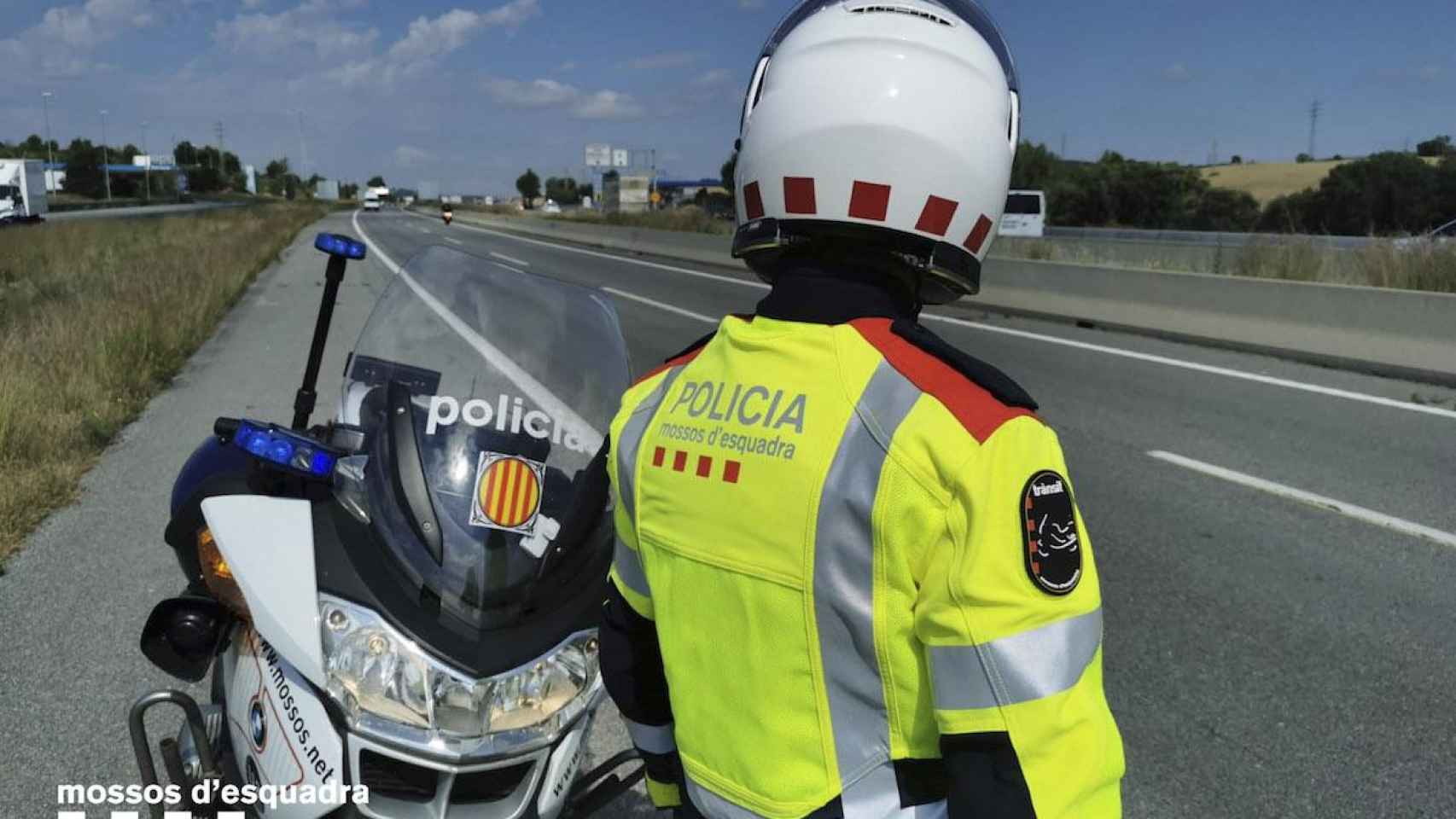 Un Mosso d'Esquadra patrullando en Girona / MOSSOS