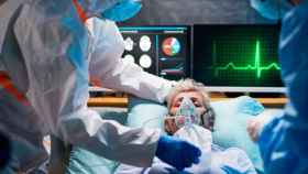 Imagen de sanitarios administrando oxígeno a un paciente con respiradores / CG