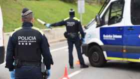 Agentes de la Guardia Urbana controlan los accesos a Barcelona durante el confinamiento / URBANA