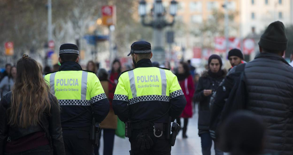 Dos agentes de la Guardia Urbana patrullan por las calles de Barcelona / EFE