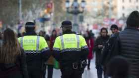 Dos agentes de la Guardia Urbana patrullan por las calles de Barcelona / EFE