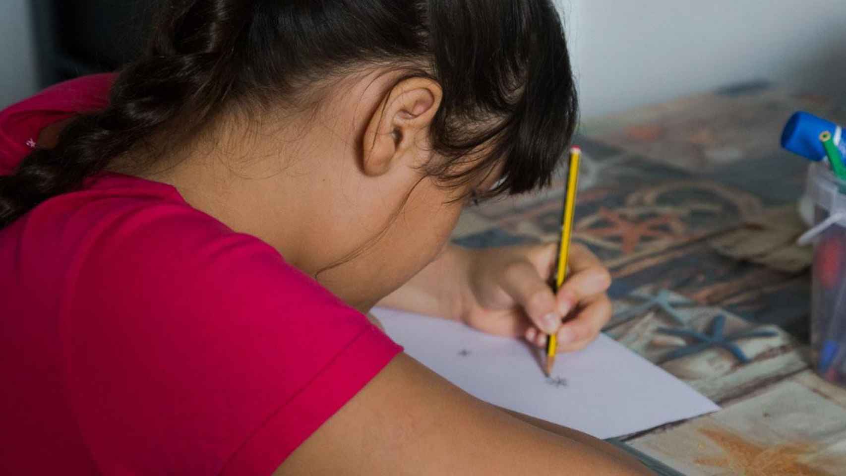 Una niña dibuja en su casa durante la pandemia / PABLO MARTÍN-SAVE THE CHILDREN
