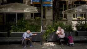 Dos ancianos mantienen la distancia social en una de las calles de Barcelona / EP