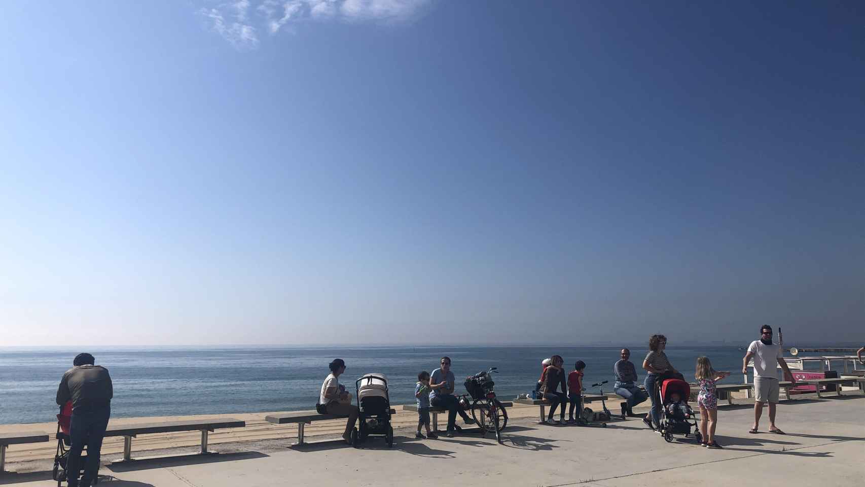 Familias pasean cerca de una playa de Barcelona en el primer día en que se permite salir con niños a la calle desde la declaración del estado de alarma por el coronavirus / EUROPA PRESS