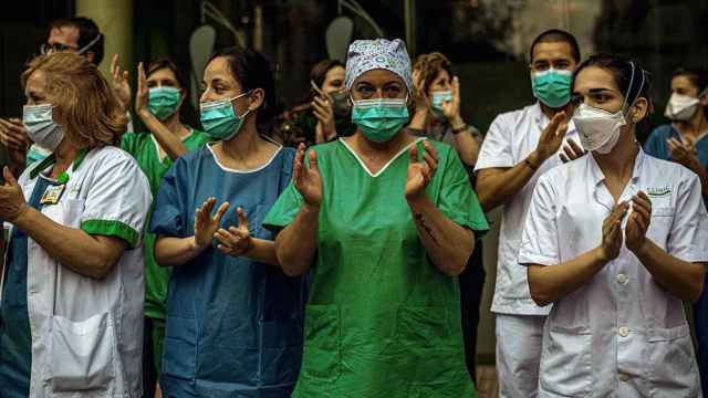 Sanitarios del Hospital Clínic de Barcelona agradecen el reconocimiento diario de la población en forma de aplausos / EP