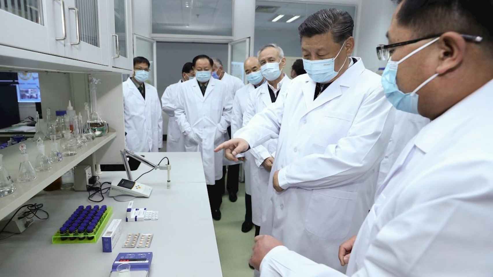 El presidente de China, Xi Jinping, visita un laboratorio donde ensayan medicamentos contra el coronavirus / EFE