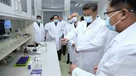 El presidente de China, Xi Jinping, visita un laboratorio donde ensayan medicamentos contra el coronavirus / EFE