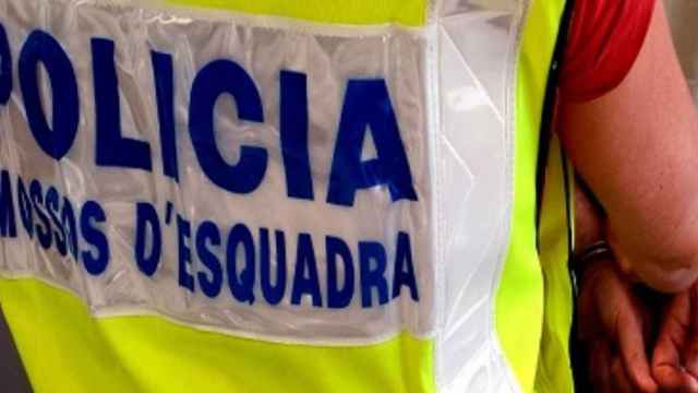 Un agente de los Mossos d'Esquadra con un detenido / MOSSOS D'ESQUADRA