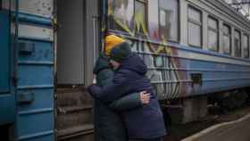 Dos ucranianos despidiéndose en la estación de tren / EFE