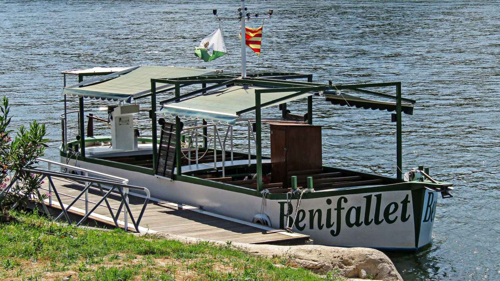 Una barca en el río que pasa junto a Benifallet / CG