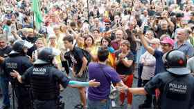 Una concentración en la plaza de Sant Jaume / EFE