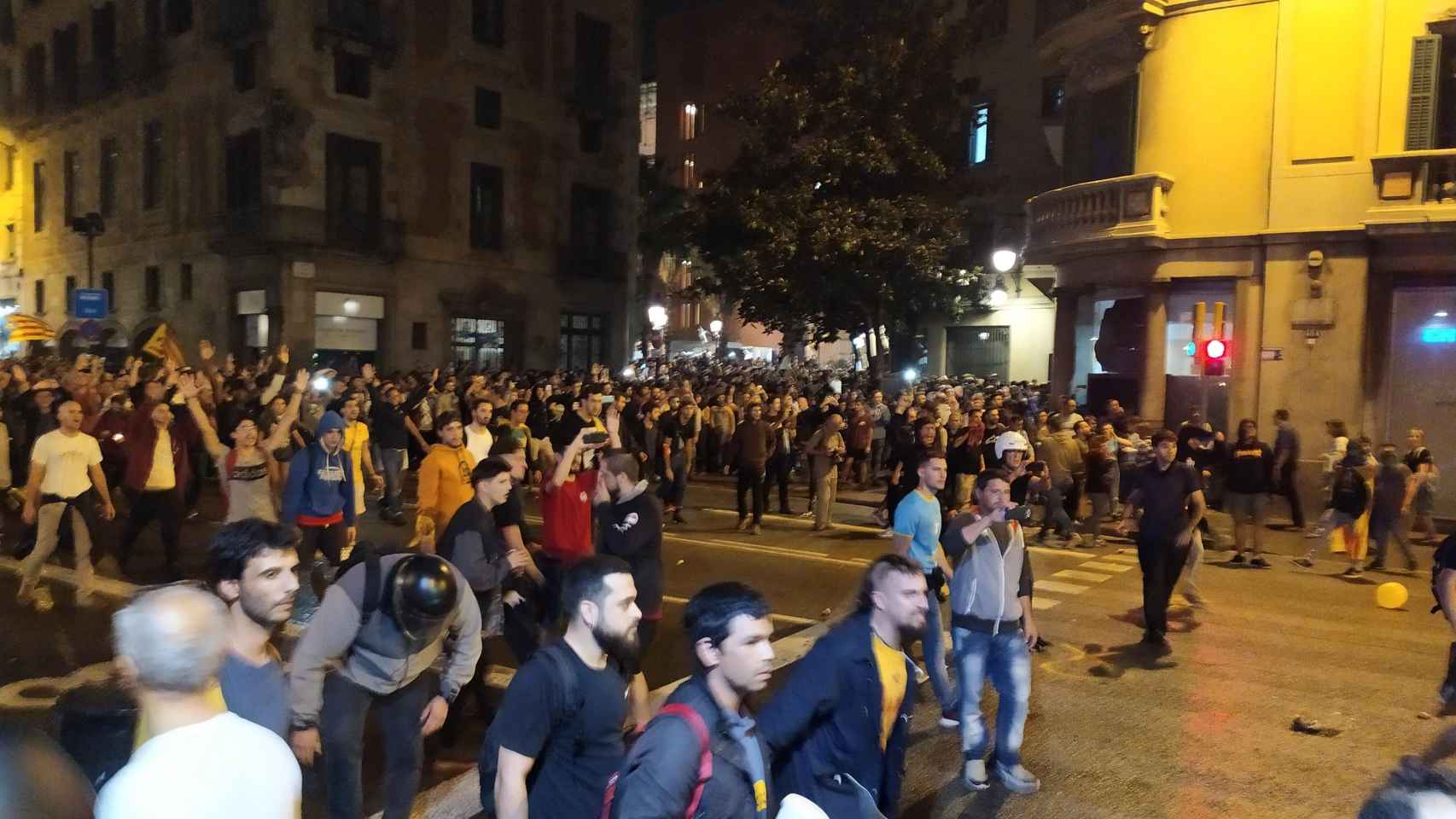 Manifestantes independentistas ante la Jefatura de Policía de Barcelona / EUROPA PRESS