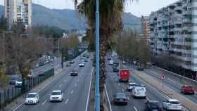 Tráfico de coches en la Ronda de Dalt de Barcelona / EFE