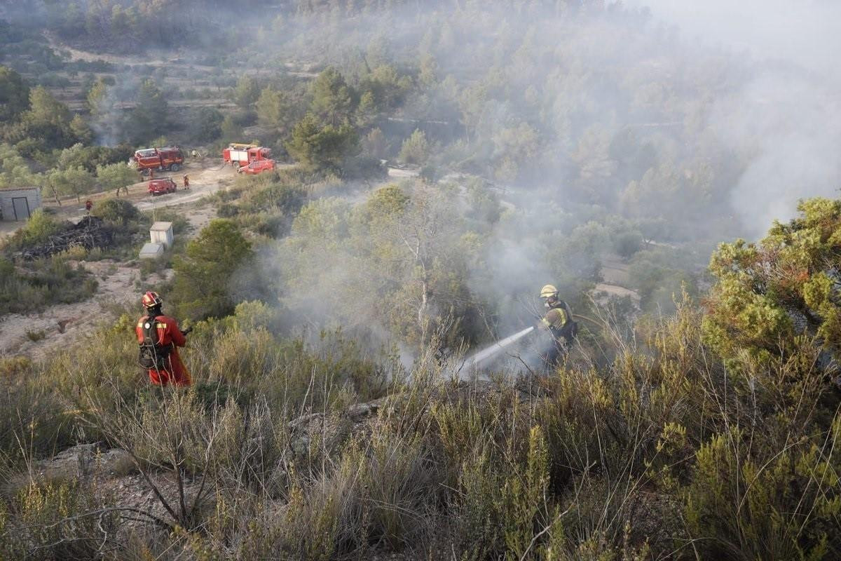 Efectivos de la UME trabajan en la extinción del incendio que vive el sur de Tarragona / EUROPA PRESS