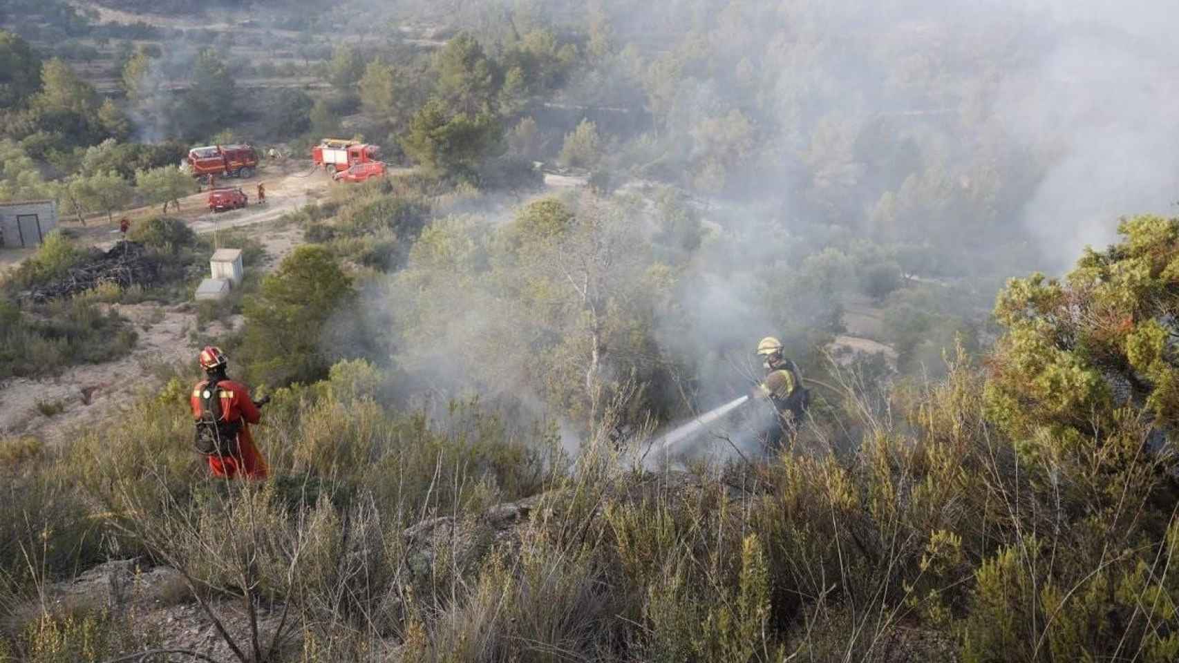 Efectivos de la UME trabajan en la extinción del incendio que vive el sur de Tarragona / EUROPA PRESS