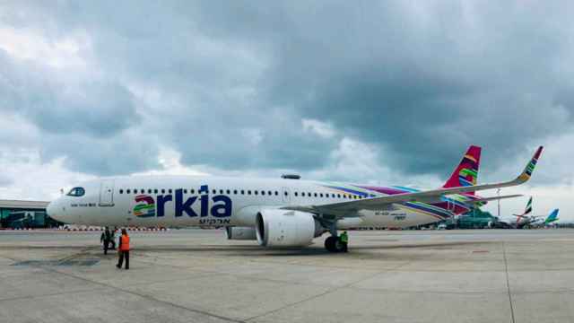 Un avión de la aerolínea Arkia en las pistas de El Prat / AEROPUERTO DE BARCELONA