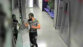 El atacante de la comisaría de Cornellà, abalanzándose con un cuchillo en la comisaría de los Mossos d'Esquadra / TV3