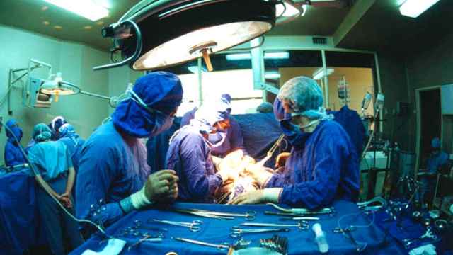 Varios médicos en una operación. La aseguradora Zurich pagará por una negligencia / EFE