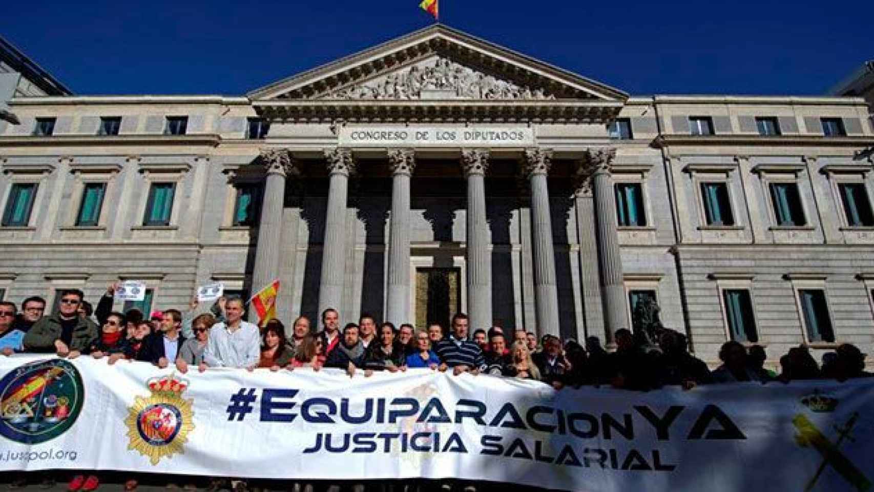 Miles de policías y guardias civiles se han manifestado hoy en el centro de Madrid para pedir la equiparación salarial de los agentes de estos dos cuerpos con las policías autonómicas / EFE