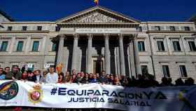 Miles de policías y guardias civiles se han manifestado hoy en el centro de Madrid para pedir la equiparación salarial de los agentes de estos dos cuerpos con las policías autonómicas / EFE