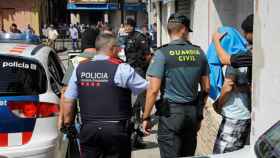 Momento en el que la Guardia Civil detiene a Salah El Karib en su locutorio de Ripoll (Girona) / EFE