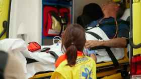 Una técnico de emergencias sube un paciente a una ambulancia en Cataluña / C.Salud