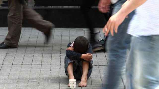 El menor de una familia pide limosna en una calle de Cataluña / CG